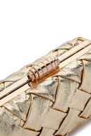 Kadın Altın Uzun Zincir Askılı Örgü Desenli Çapraz Çanta | Derimod Kadın Altın Uzun Zincir Askılı Örgü Desenli Çapraz Çanta | Derimod