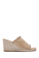 Kadın Bej Dolgu Topuklu Süet Deri Espadril Terlik | Derimod Kadın Bej Dolgu Topuklu Süet Deri Espadril Terlik | Derimod