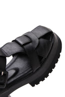 Kadın Siyah Bilekten Bantlı Kalın Tabanlı Deri Sandalet | Derimod Kadın Siyah Bilekten Bantlı Kalın Tabanlı Deri Sandalet | Derimod