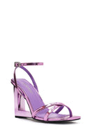 Kadın Mor Bilekten Tokalı Dolgu Topuklu Metalik Sandalet | Derimod Kadın Mor Bilekten Tokalı Dolgu Topuklu Metalik Sandalet | Derimod