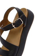 Kadın Siyah Bilekten Tokalı Kalın Tabanlı Deri Sandalet | Derimod Kadın Siyah Bilekten Tokalı Kalın Tabanlı Deri Sandalet | Derimod