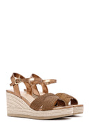 Kadın Bronz Bilekten Bantlı Dolgu Topuklu Hasır Sandalet | Derimod Kadın Bronz Bilekten Bantlı Dolgu Topuklu Hasır Sandalet | Derimod