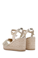 Kadın Altın Bilekten Bantlı Dolgu Topuklu Hasır Sandalet | Derimod Kadın Altın Bilekten Bantlı Dolgu Topuklu Hasır Sandalet | Derimod