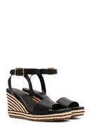 Kadın Siyah Bilekten Bantlı Dolgu Topuklu Sandalet | Derimod Kadın Siyah Bilekten Bantlı Dolgu Topuklu Sandalet | Derimod