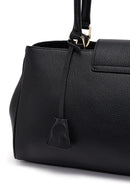 Kadın Siyah Uzun Askılı Charmlı Deri Kol Çantası | Derimod Kadın Siyah Uzun Askılı Charmlı Deri Kol Çantası | Derimod