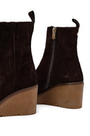 Kadın Kahverengi Fermuarlı Dolgu Topuklu Süet Deri Bot | Derimod Kadın Kahverengi Fermuarlı Dolgu Topuklu Süet Deri Bot | Derimod