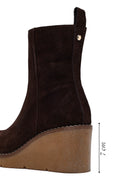 Kadın Kahverengi Faermuarlı Dolgu Topuklu Süet Deri Bot | Derimod Kadın Kahverengi Faermuarlı Dolgu Topuklu Süet Deri Bot | Derimod