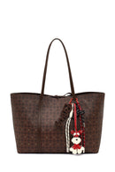 Kadın Kahverengi Baskılı Charmlı Omuz Çantası | Derimod Kadın Kahverengi Baskılı Charmlı Omuz Çantası | Derimod