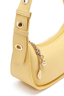 Kadın Sarı Charmlı Omuz Çantası | Derimod Kadın Sarı Charmlı Omuz Çantası | Derimod