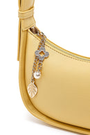 Kadın Sarı Charmlı Omuz Çantası | Derimod Kadın Sarı Charmlı Omuz Çantası | Derimod