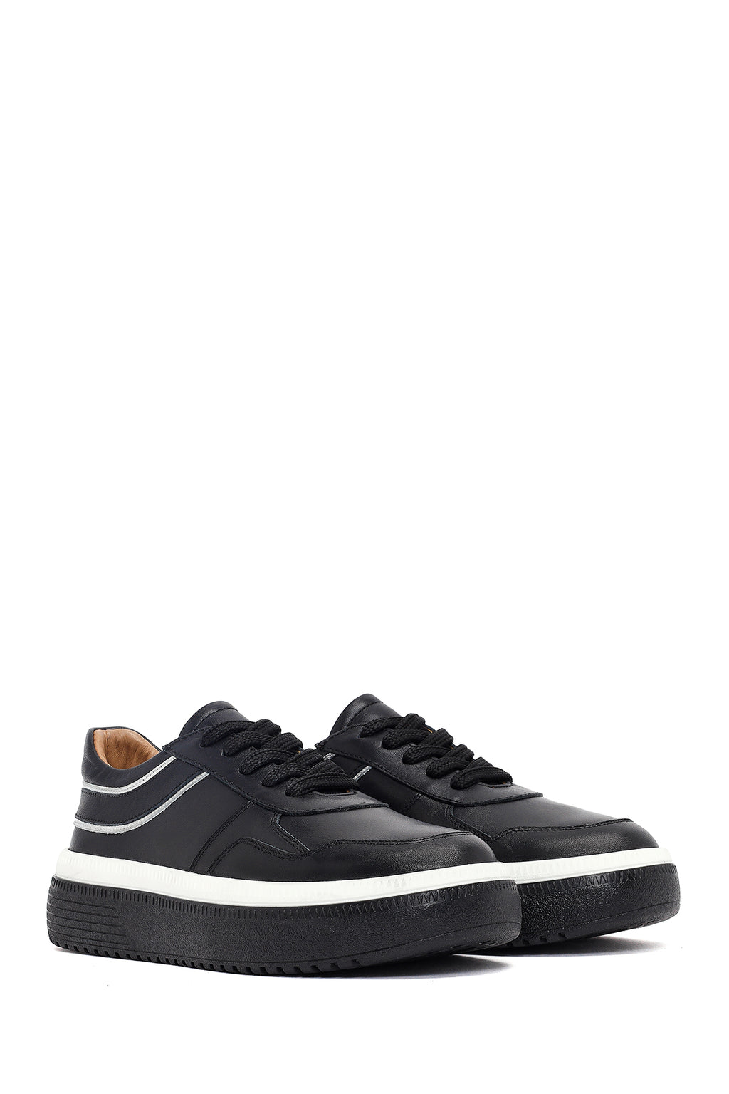 Kadın Siyah Bağcıklı Kalın Tabanlı Deri Sneaker