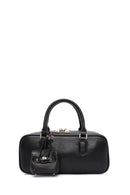 Kadın Siyah Uzun Askılı Aksesuar Detaylı Kol Çantası | Derimod Kadın Siyah Uzun Askılı Aksesuar Detaylı Kol Çantası | Derimod