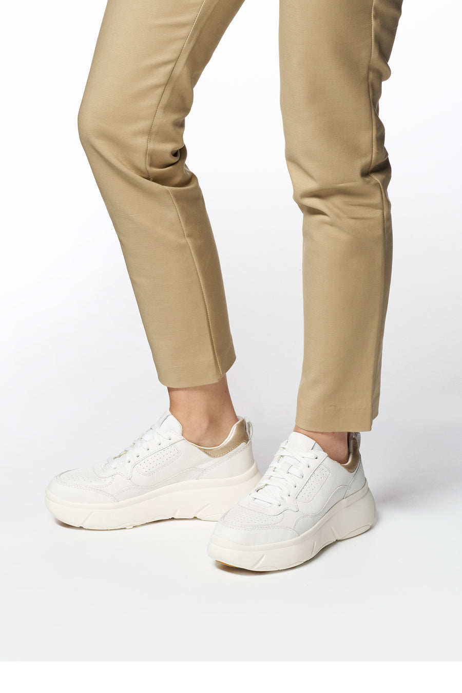 Geox Kadın Beyaz Nebula 2.0 X Kalın Tabanlı Bağcıklı Deri Sneaker