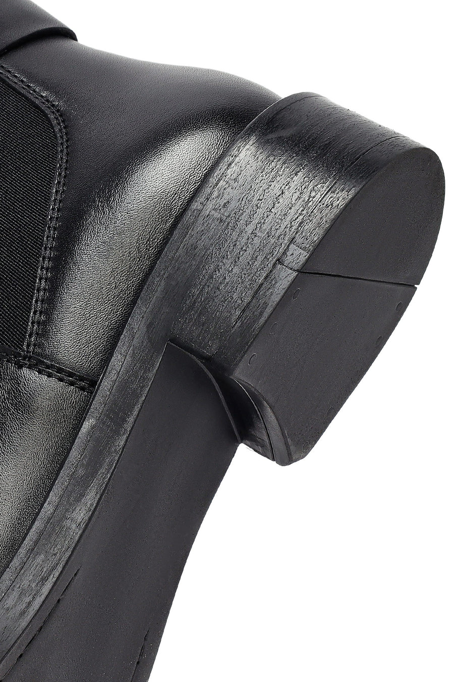 Woman Black Zippered Leather Boat