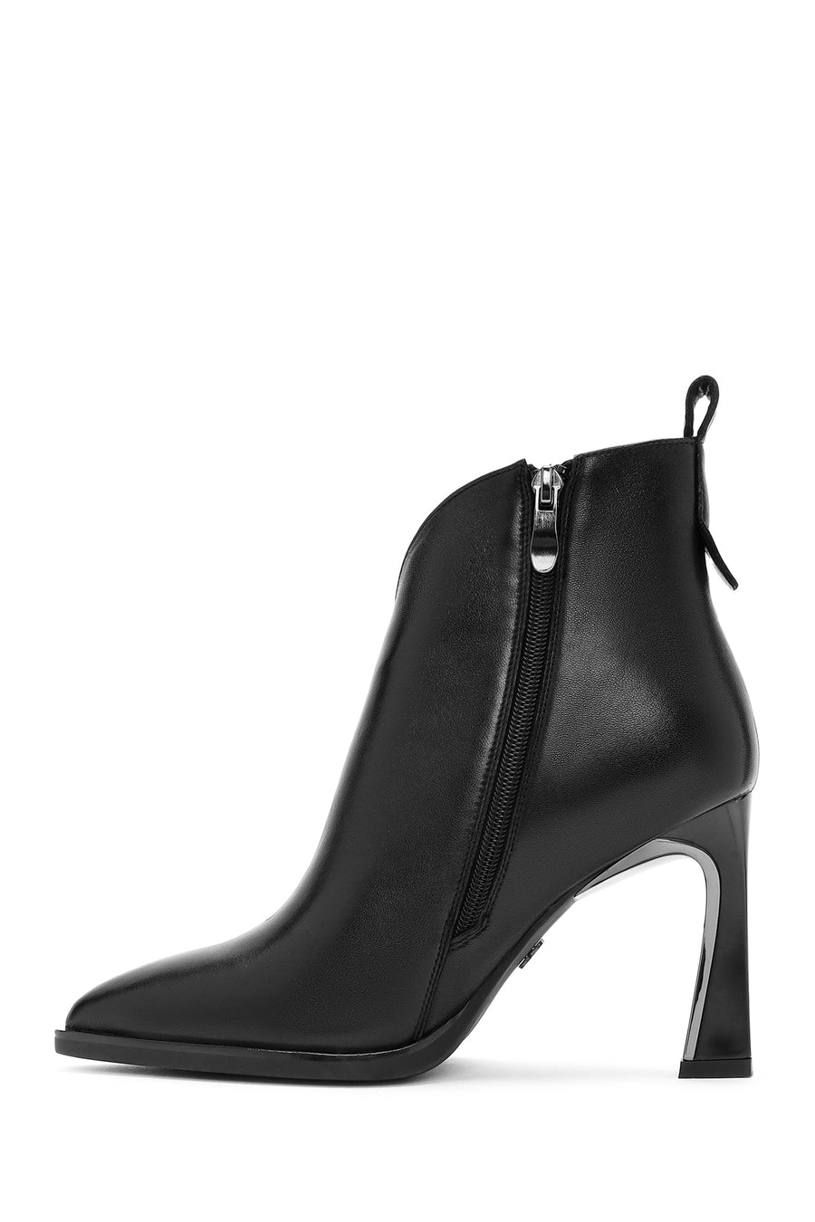 Woman Black Zip Closure Heeled Leather Boots
