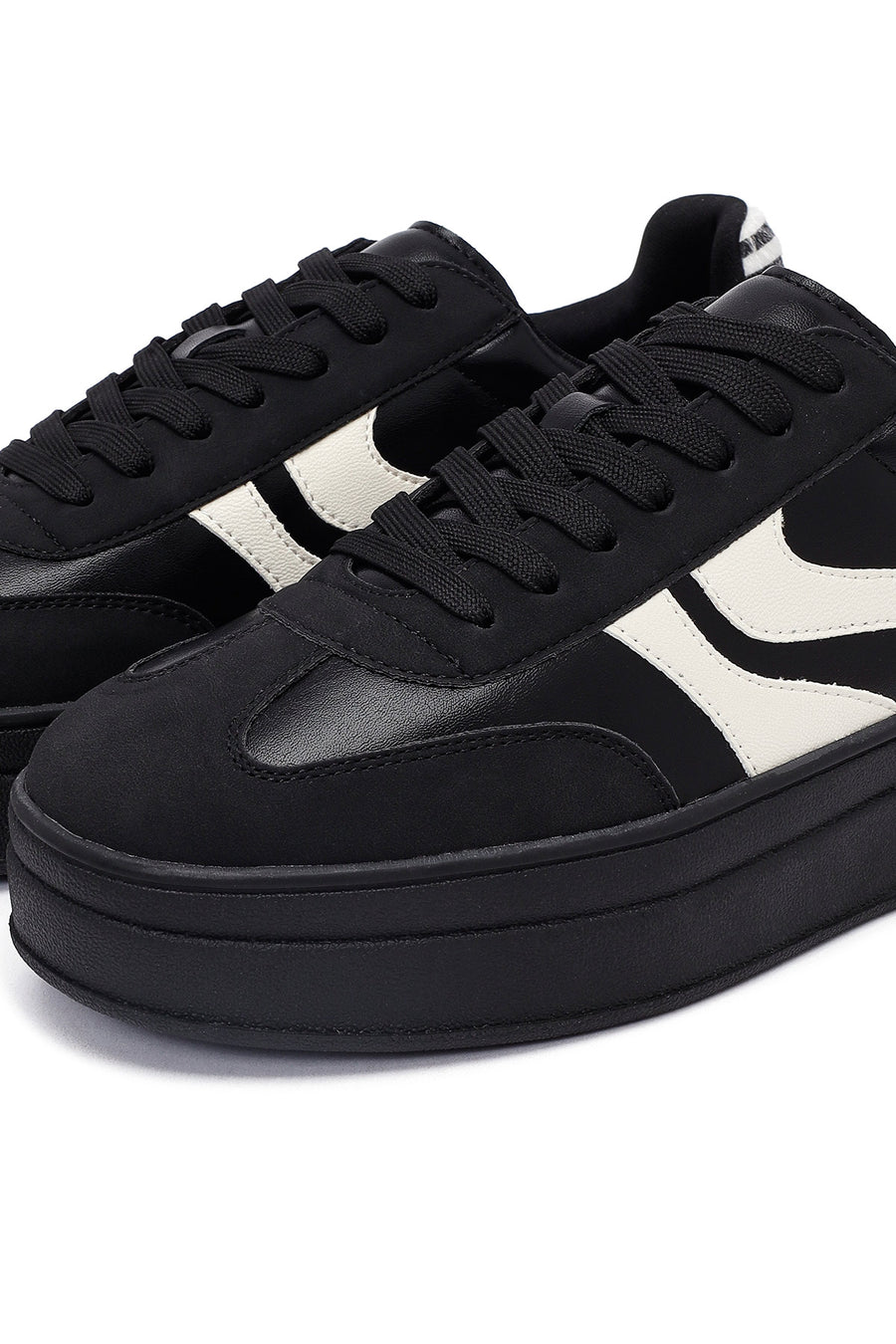 Woman Black Lace-Up Chunky Sneaker