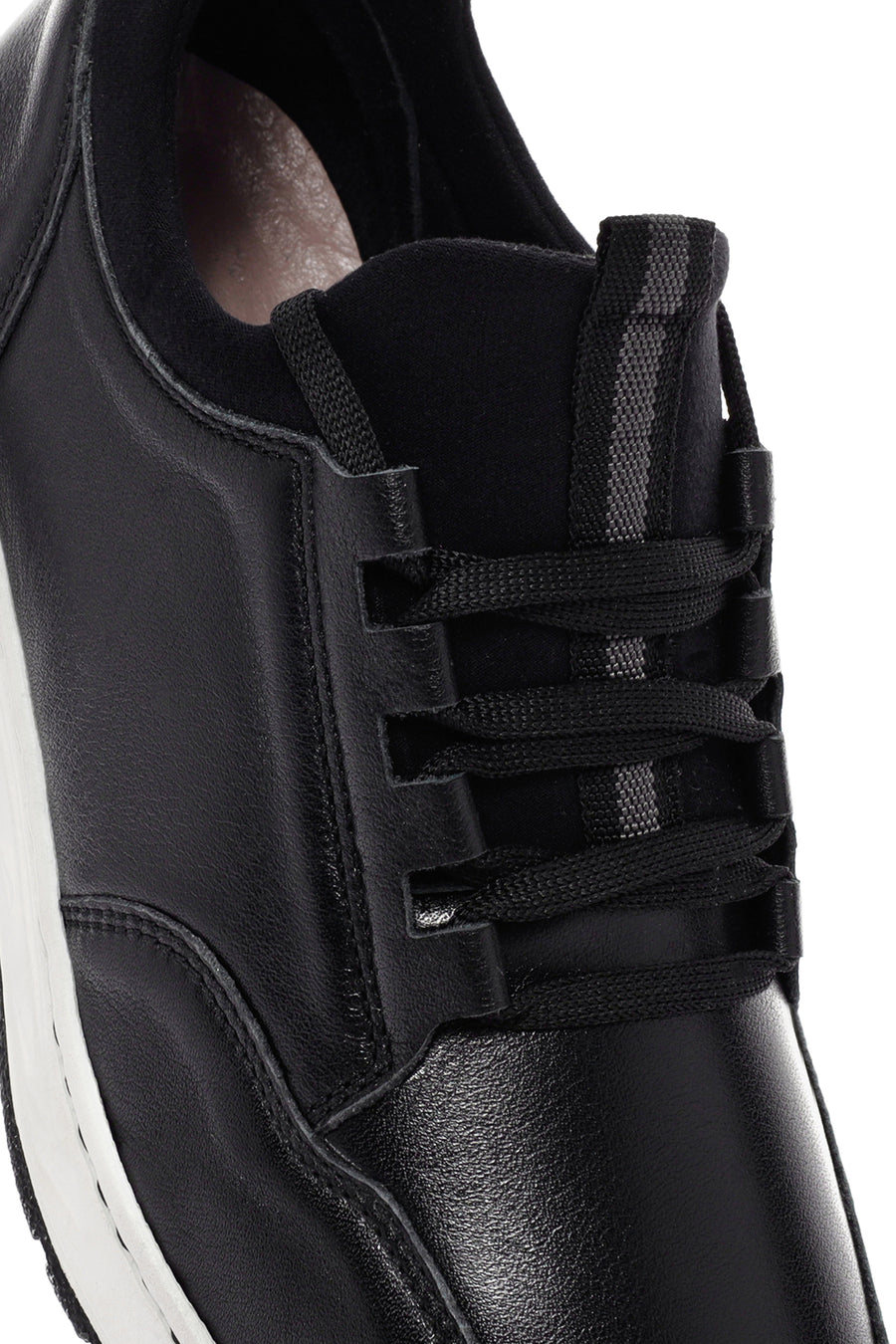 Kadın Siyah Bağcıklı Kalın Tabanlı Deri Sneaker