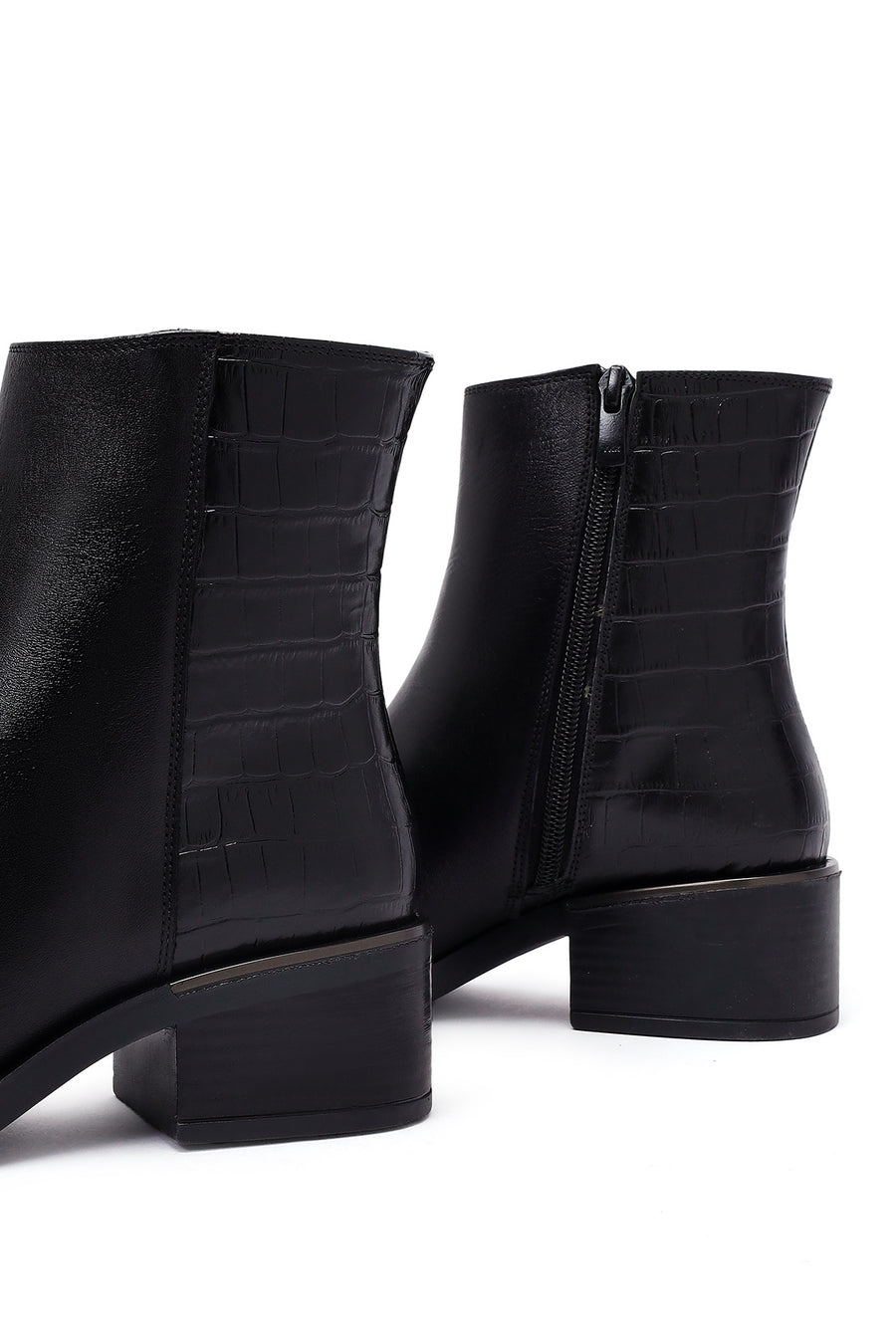 Woman Black Zip Closure Short Thick-Heeled Leather Boots