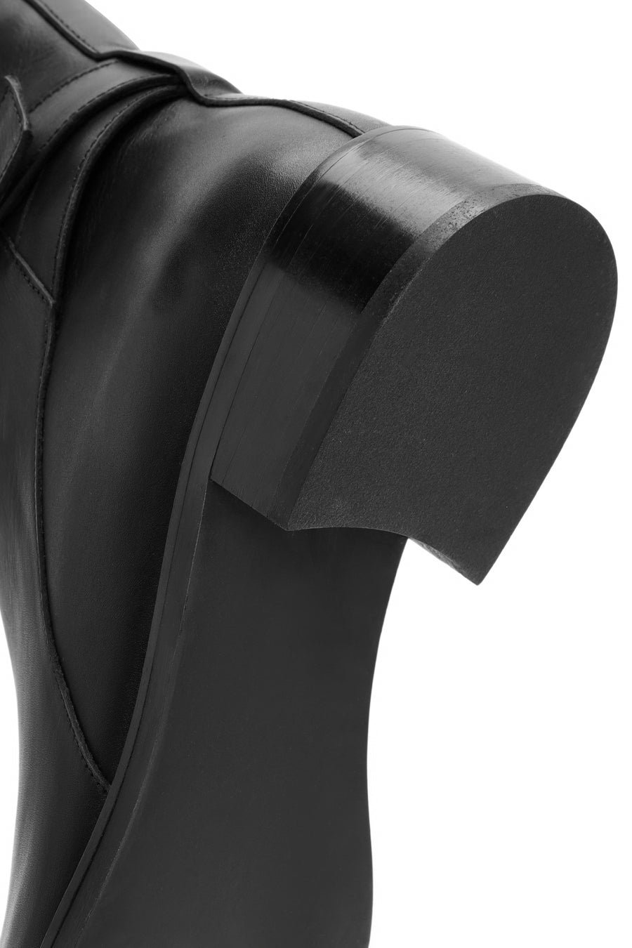 Woman Black Zippered Leather Boat