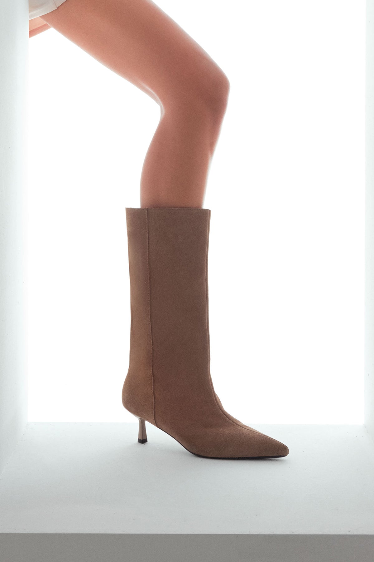 Kadın Bej İnce Topuklu Süet Deri Çizme