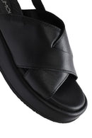 Kadın Siyah Bilekten Tokalı Kalın Tabanlı Deri Sandalet | Derimod