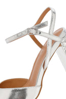 Kadın Gümüş Bilekten Tokalı Metalik Kalın Topuklu Sandalet | Derimod