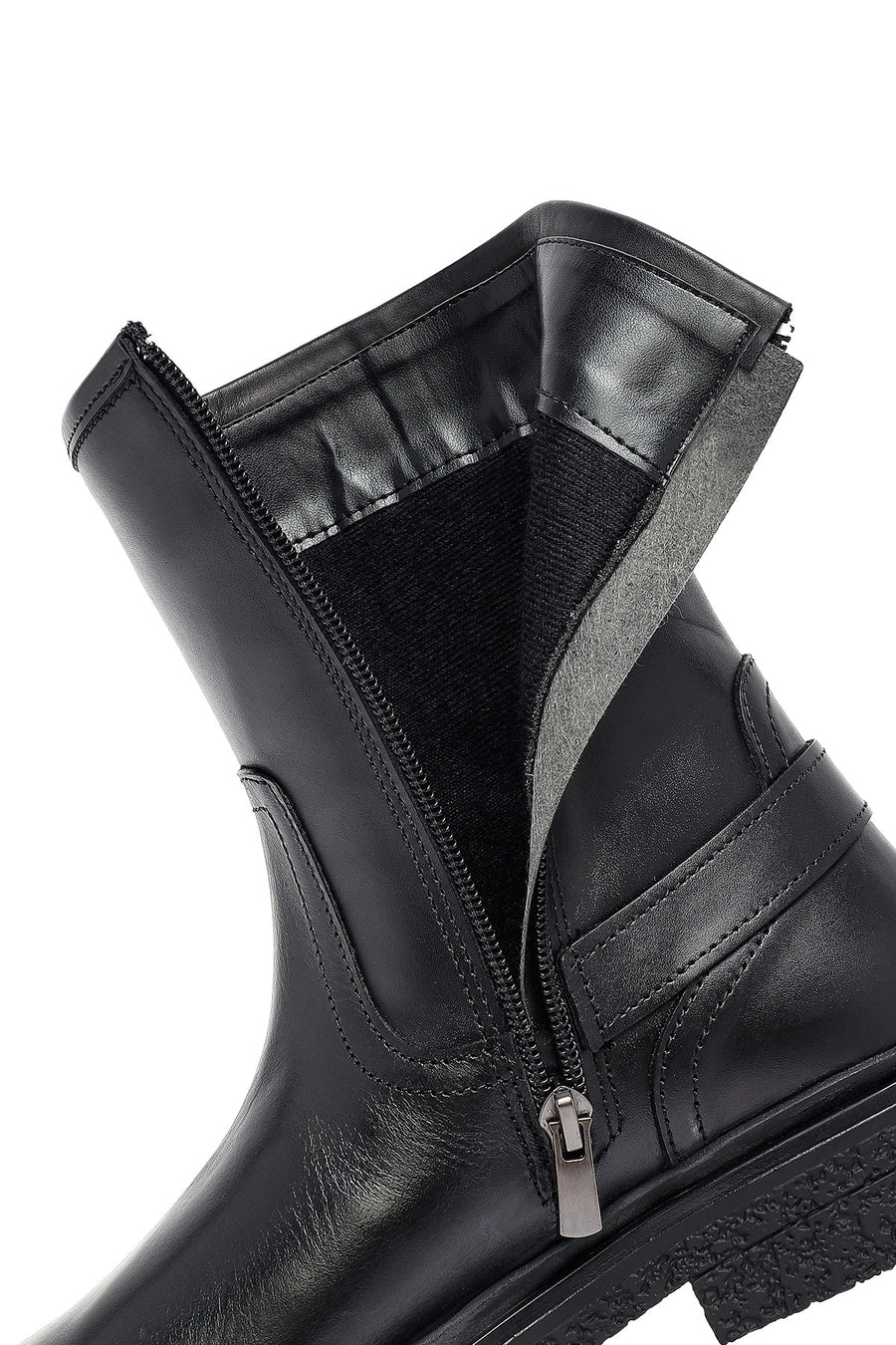 Woman Black Zippered Leather Boat