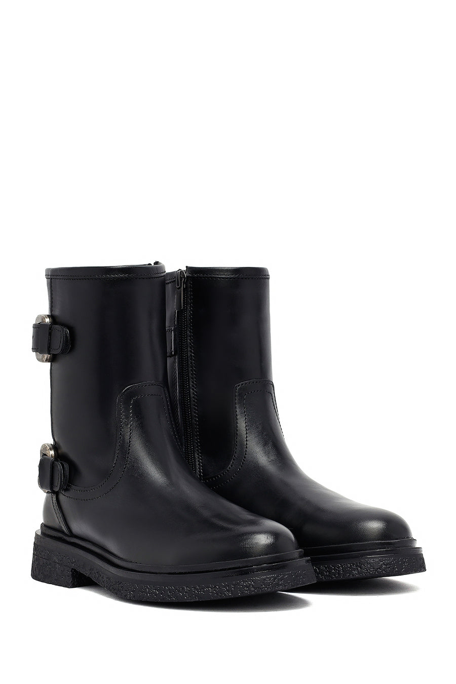 Woman Black Zippered Leather Boat