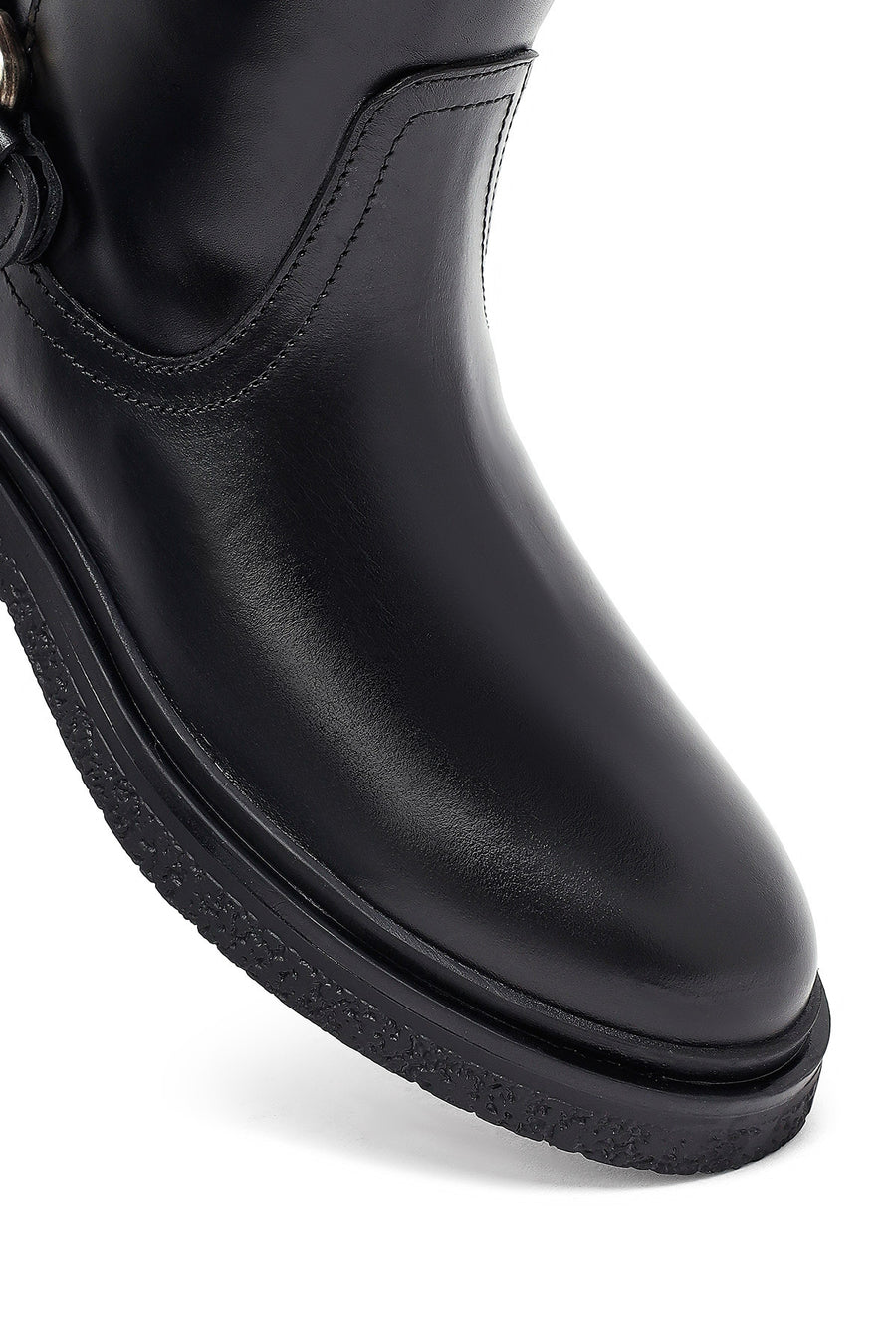 Woman Black Zippered Leather Boat