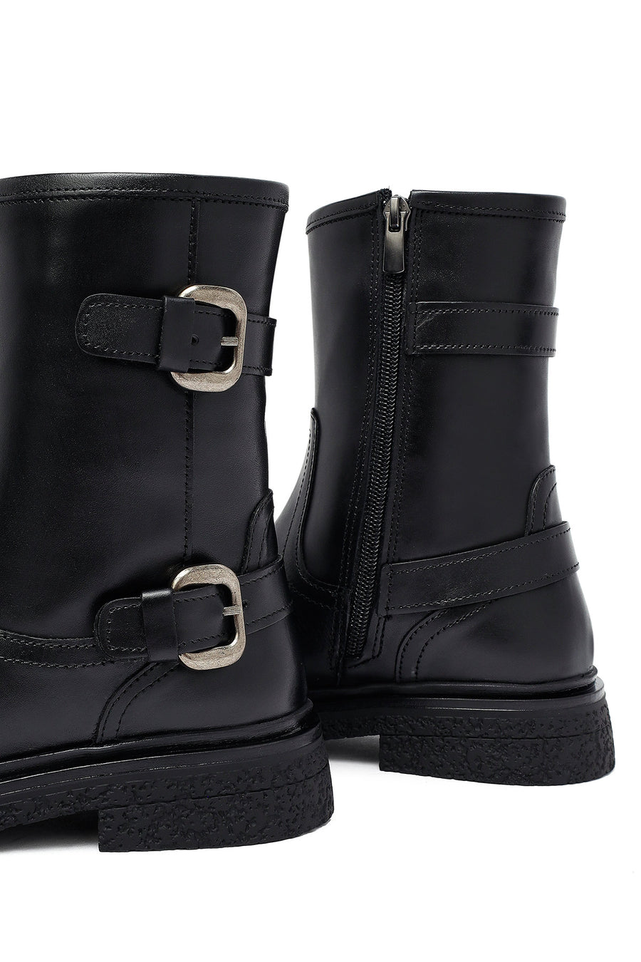Woman Black Zippered Leather Boat