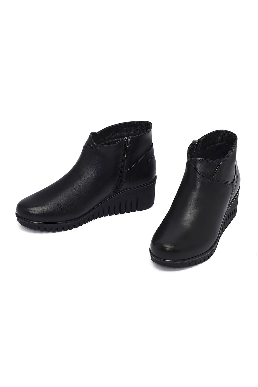 Woman Black Zippered Leather Comfort Boots