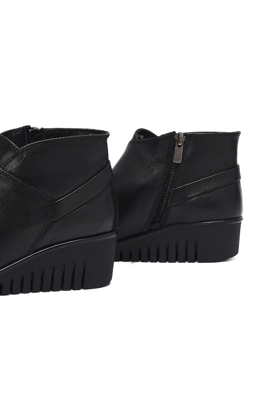 Woman Black Zippered Leather Comfort Boots