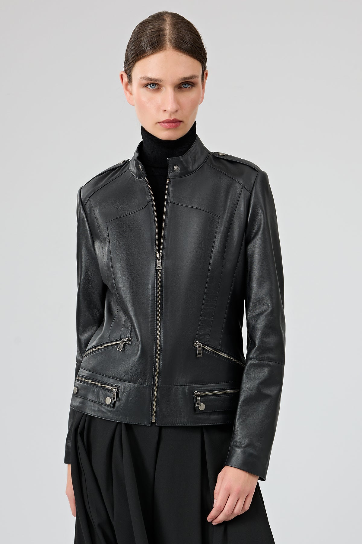 Nora Kadın Siyah Hakim Yaka Kısa Deri Ceket