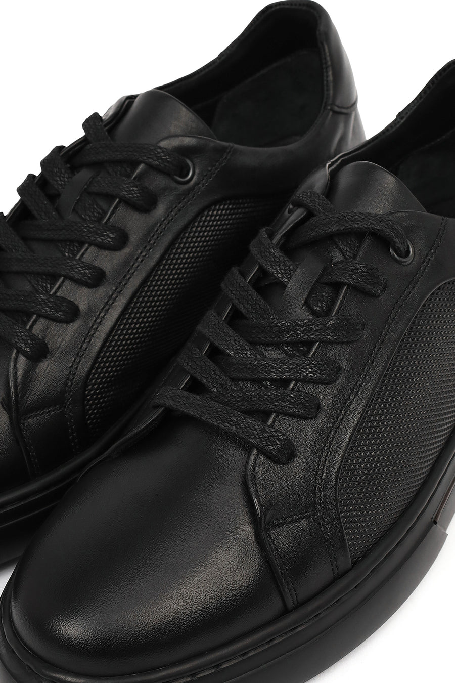 Male Black Lace-Up Leather Sneaker