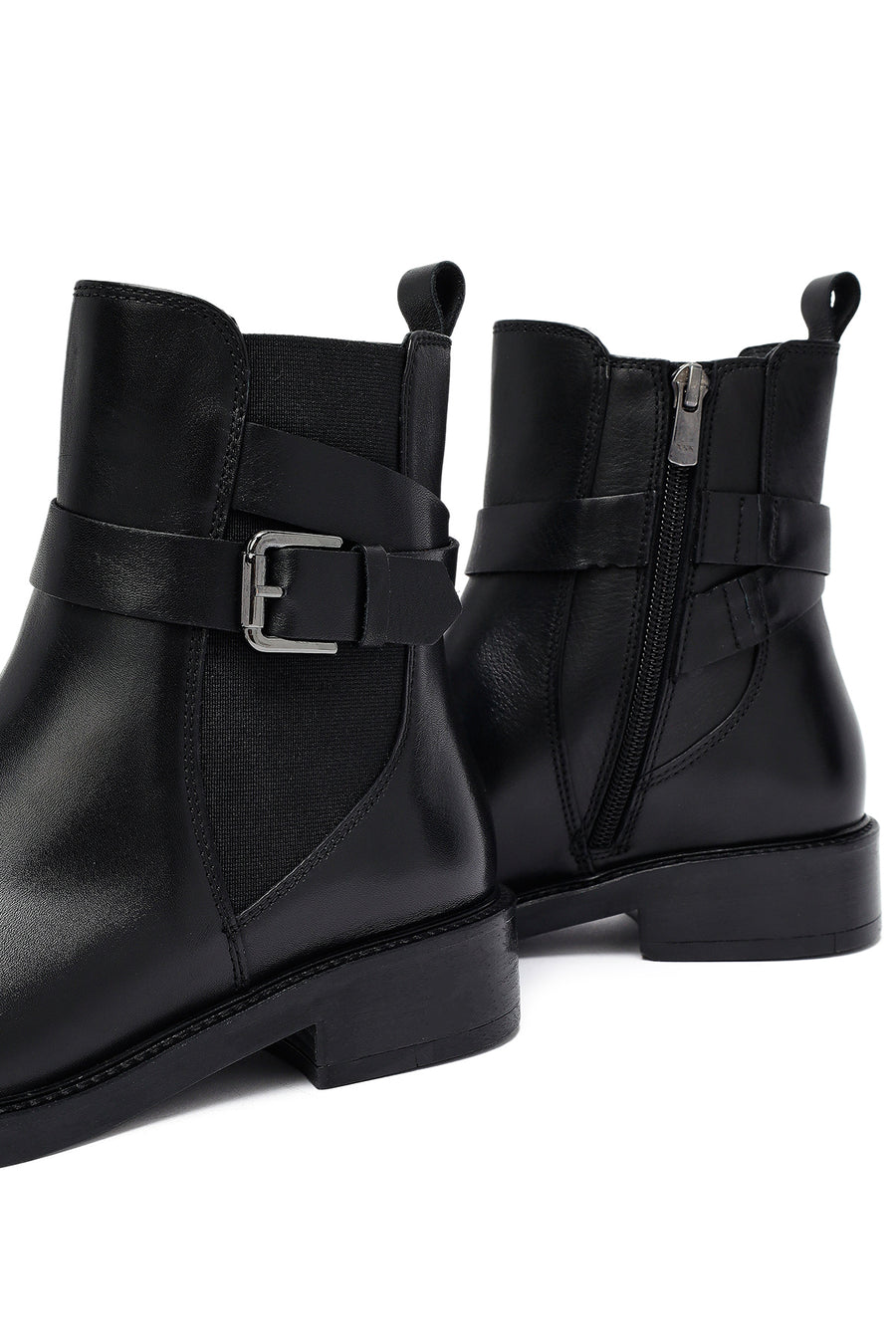 Woman Black Zippered Leather Boat
