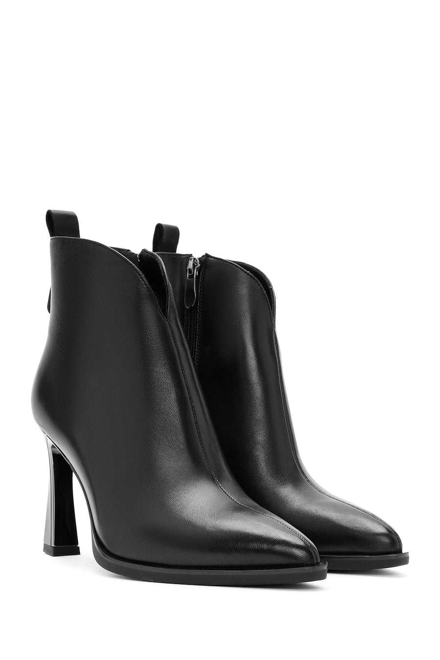 Woman Black Zip Closure Heeled Leather Boots
