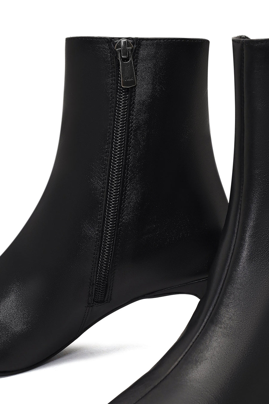Woman Black Zip Closure Thick-Heeled Leather Boots