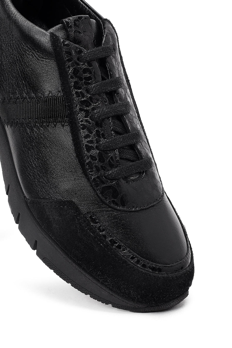 Woman Black Lace-Up Leather Sneaker