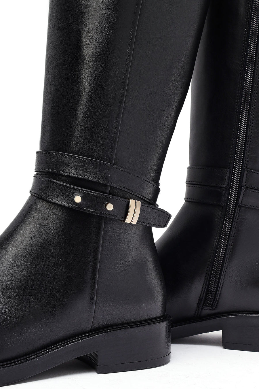 Woman Black Zippered Leather Boot