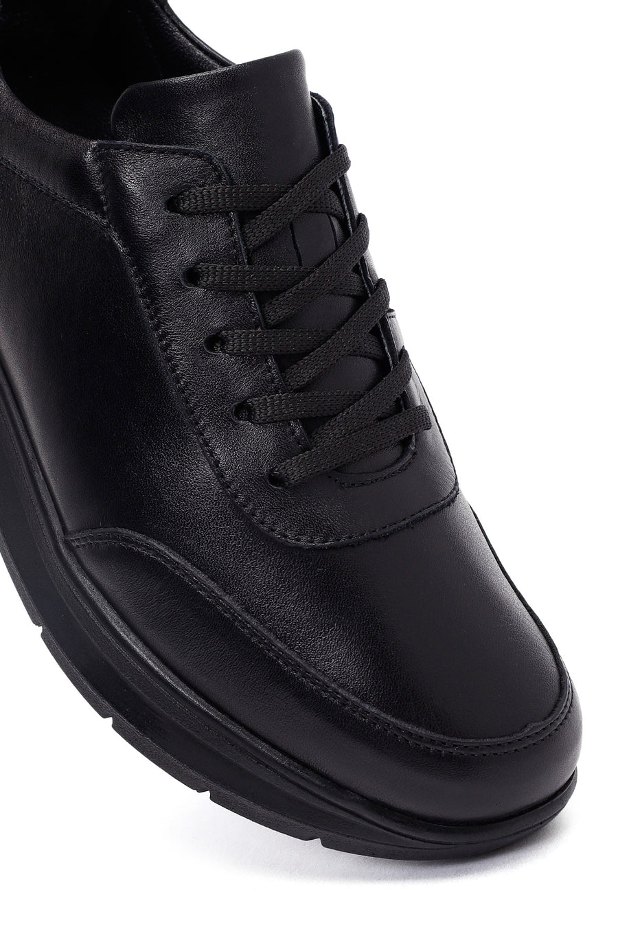 Kadın Siyah Bağcıklı Kalın Tabanlı Deri Sneaker