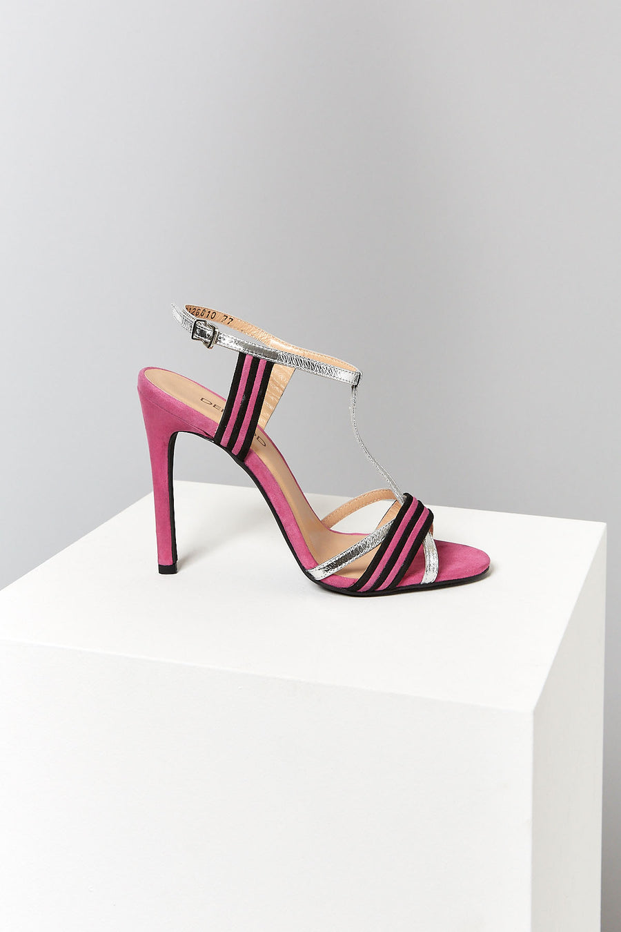 Bilekten Bağlamalı Kadın Topuklu Deri Sandalet