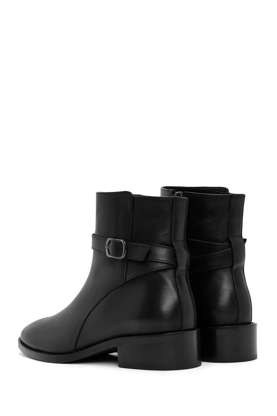 Woman Black Zippered Leather Boat