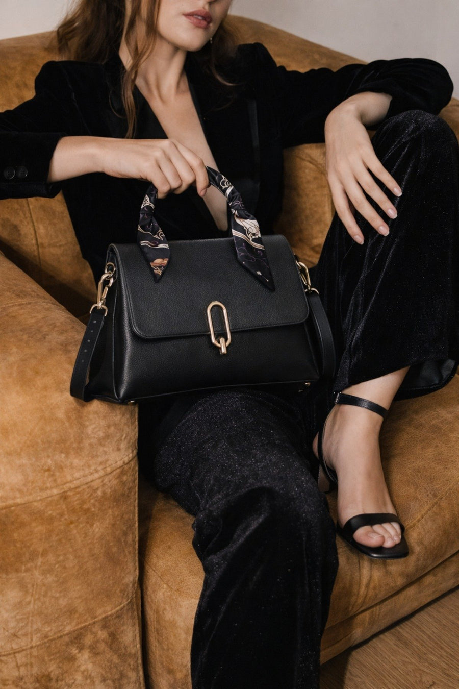 Woman Black Long-Handled Shoulder Bag with Accessory