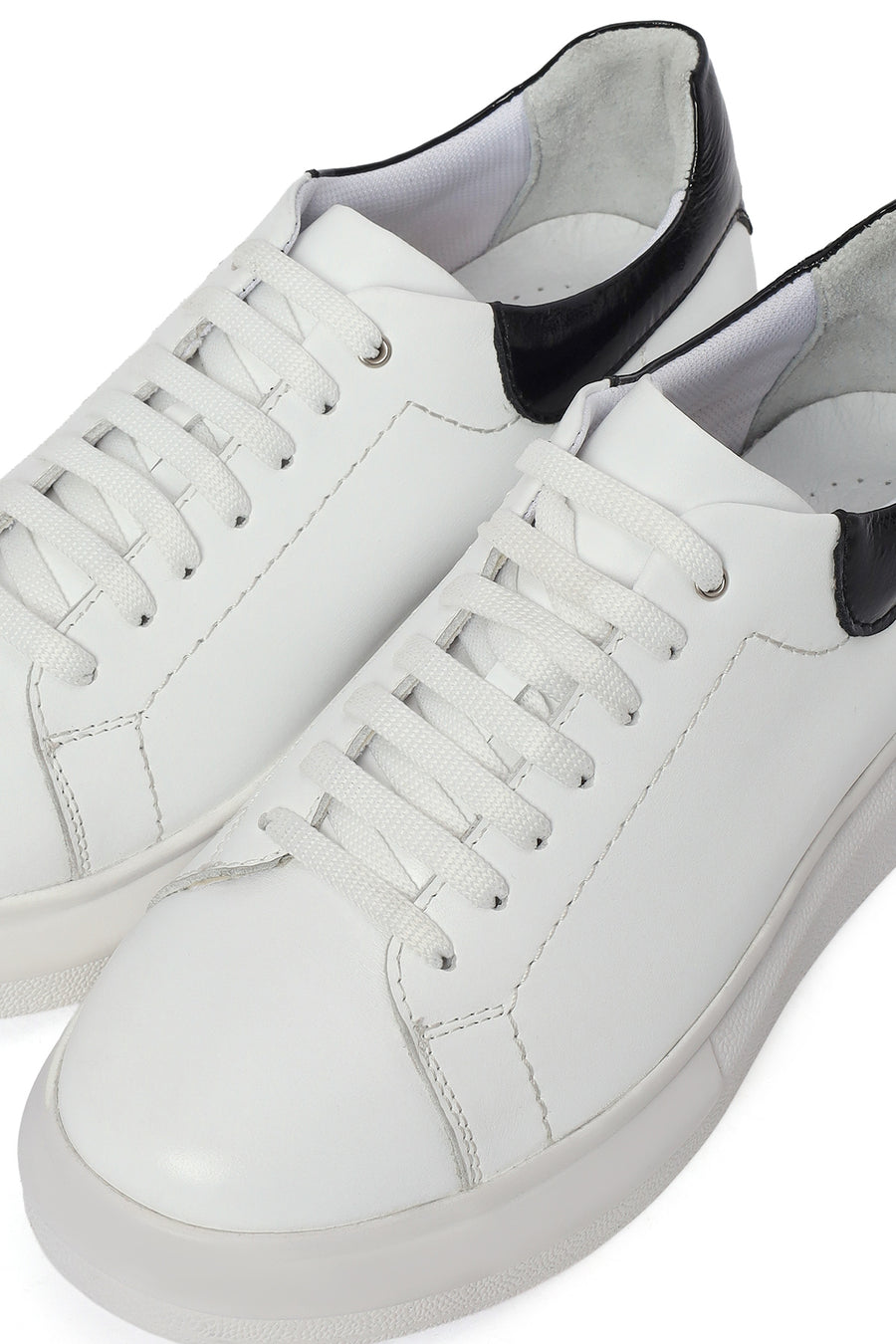 Kadın Beyaz Bağcıklı Kalın Tabanlı Deri Sneaker