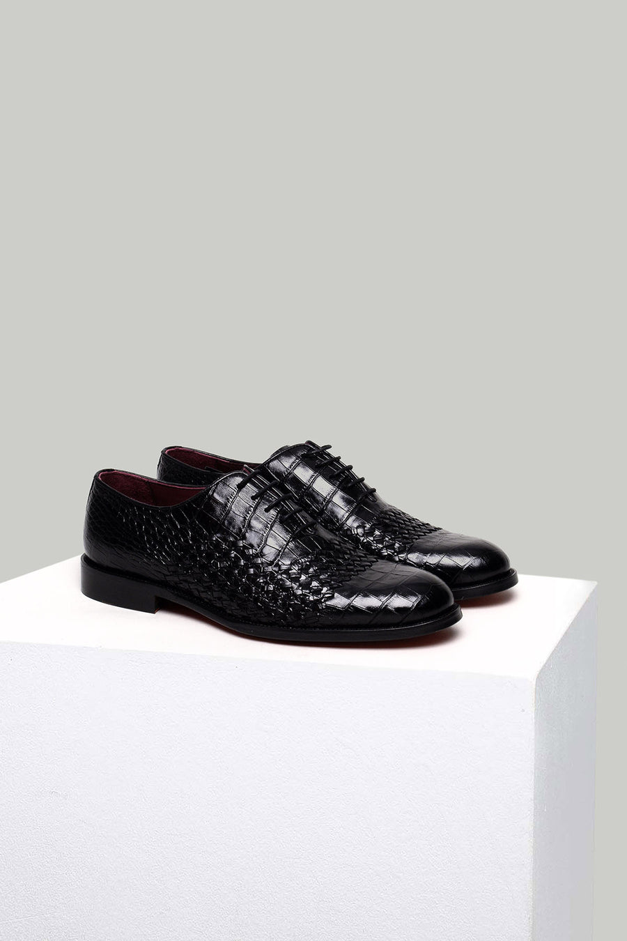 Classic Men's Shoes with Crocodile Pattern