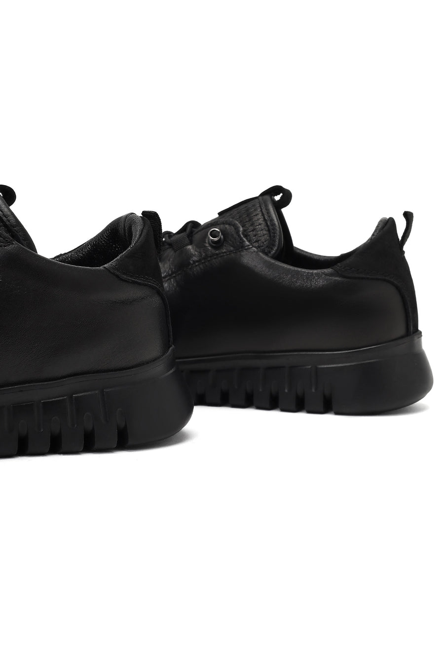 Woman Black Lace-Up Leather Sneaker
