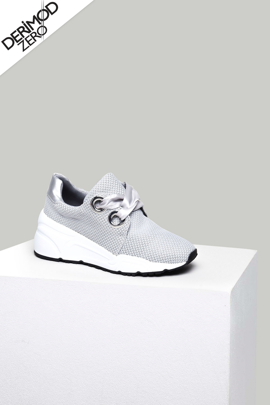 High-Sole Women's Leather Sneaker