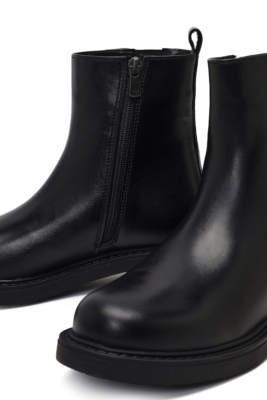 Woman Black Zip Closure Leather Boots