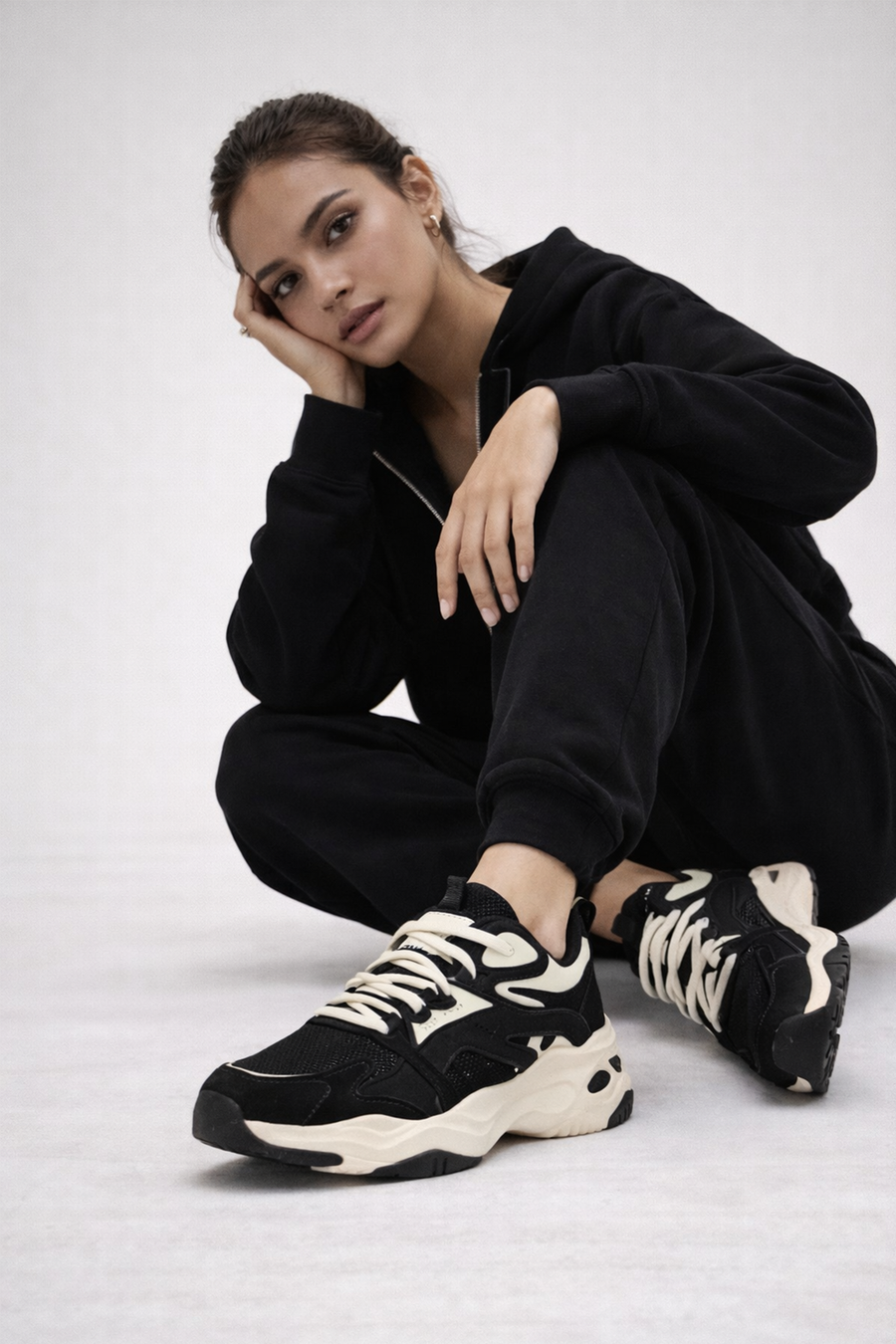 Woman Black Lace-Up Chunky Sneaker