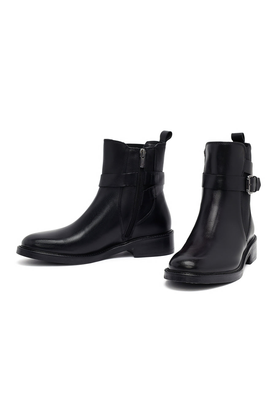Woman Black Zippered Leather Boat